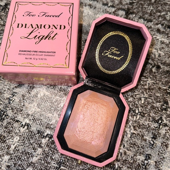 Too Faced Highlighter - Picture 1 of 4